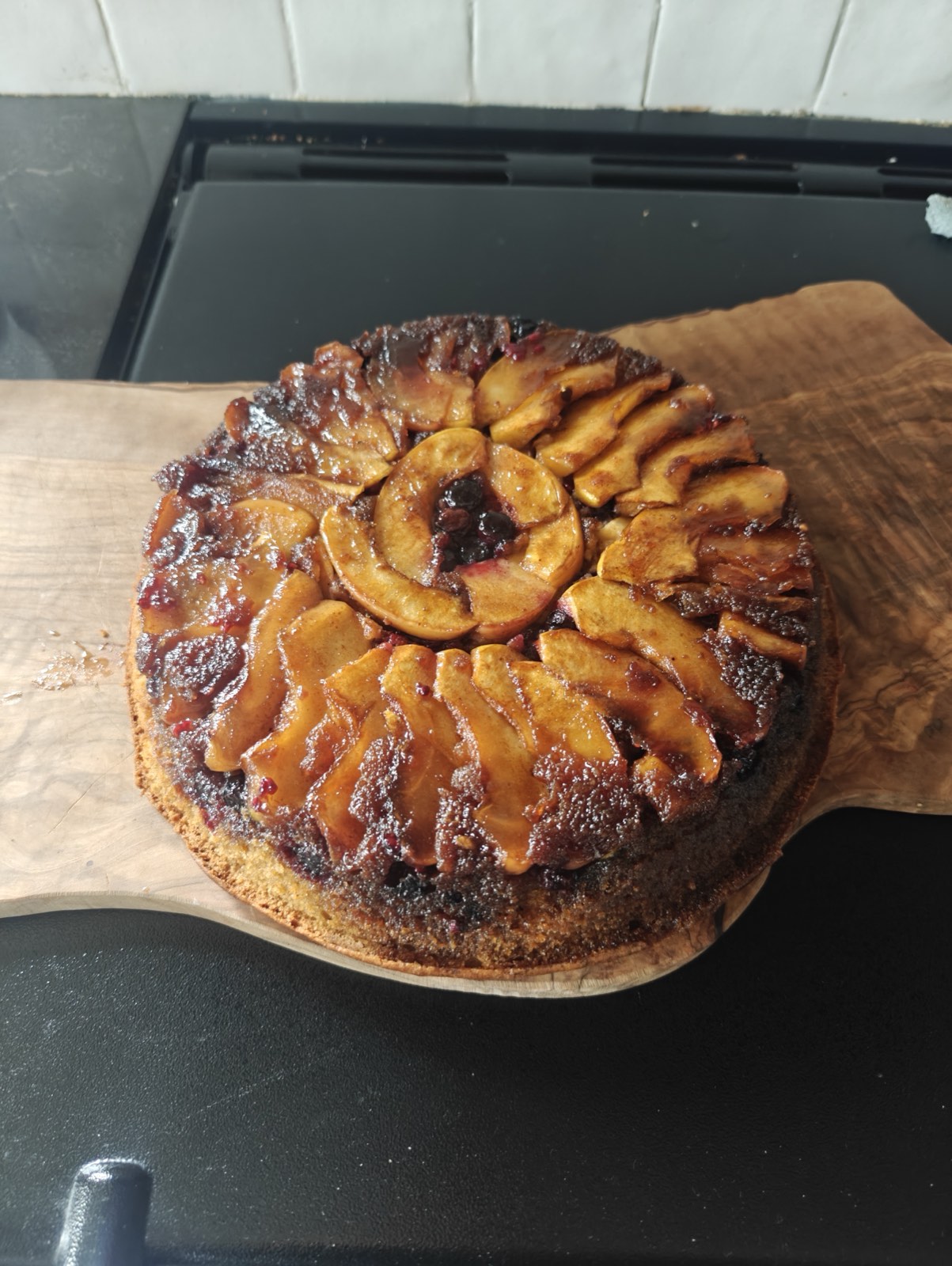 Appel & Bessen Upside-Down Cake met Gezouten Rum Caramel